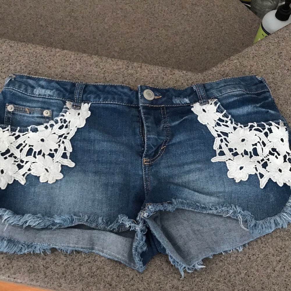 Mossimo jean shorts with white flower detail